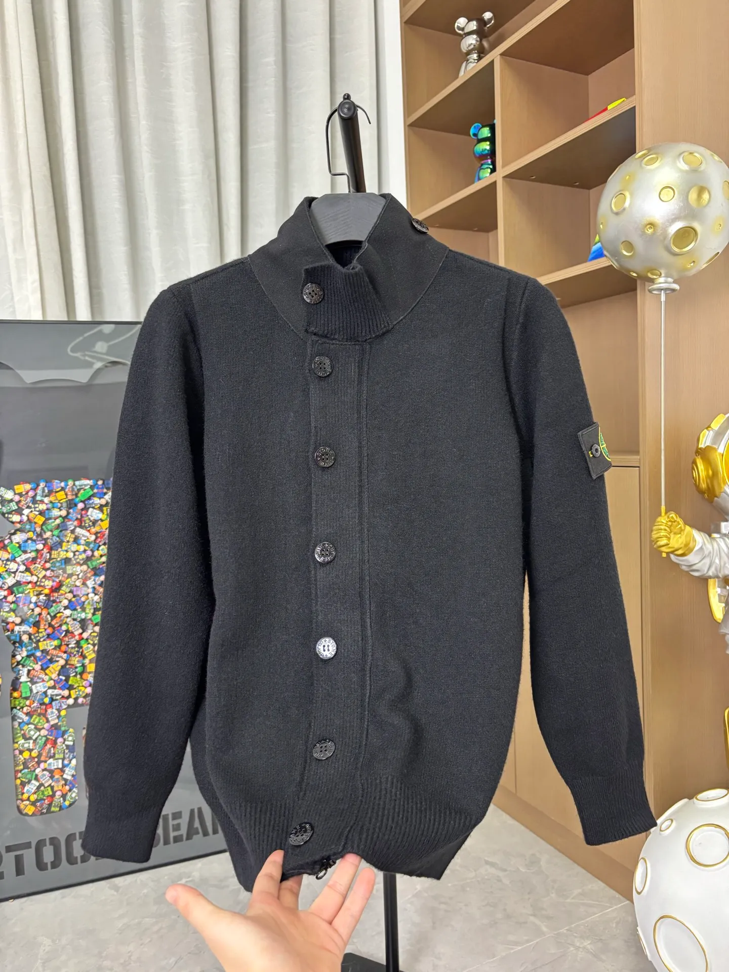 P340 Style number: DC218# Stone Island knitted woolen splicing wool cardigan jacket. The whole garment is made with high-quality machines imported from Germany. Three types of machines. Three weaving methods. The process is complex and tedious. Customized color-dyed wool➕wool stitching with high gram weight, high density and ultra-high quality. The wool is soft, delicate and skin-friendly, and feels soft and silky! The inside is a zipper design and the outside is a button design. The whole garment has nine buttons. It weighs more than 1 kilogram. Color: black. Size: S-M-L-Xl.